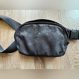 EUC Lululemon Belt Bag in black camo
